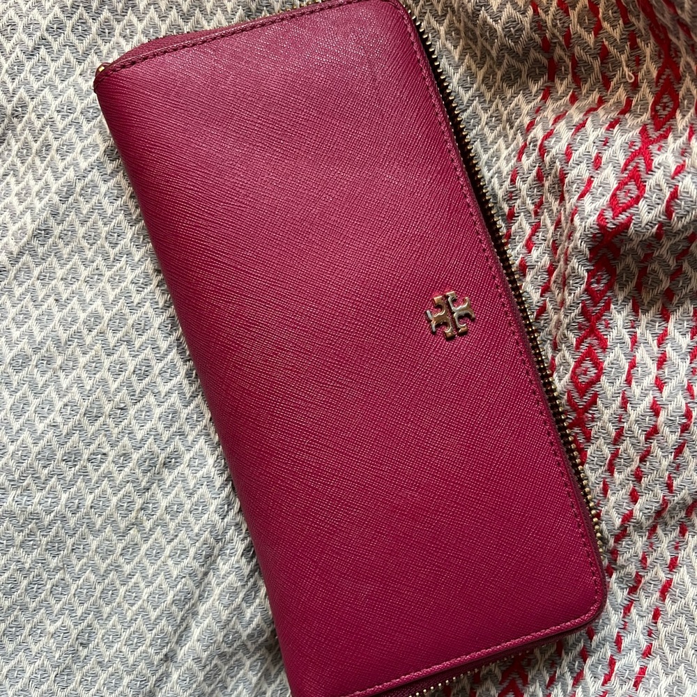 Tory Burch Magenta Wallet 💕♥️